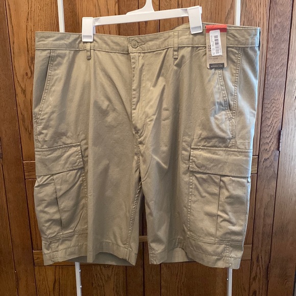 Levi’s Carrier Cargo Men’s Shorts, Khaki, Size 44, Length 23.5 inches NEW - Picture 2 of 7